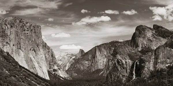 Yosemite-Tal mit Bergen — Stockfoto