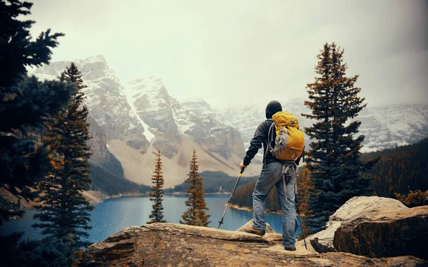 Montagna escursionista e neve — Foto Stock