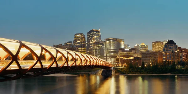 Calgary Stadtbild mit Friedensbrücke — Stockfoto