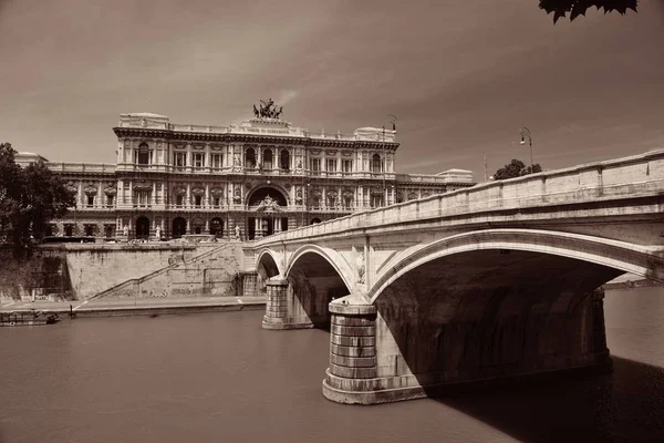 Ponte sobre o rio Tibre — Fotografia de Stock