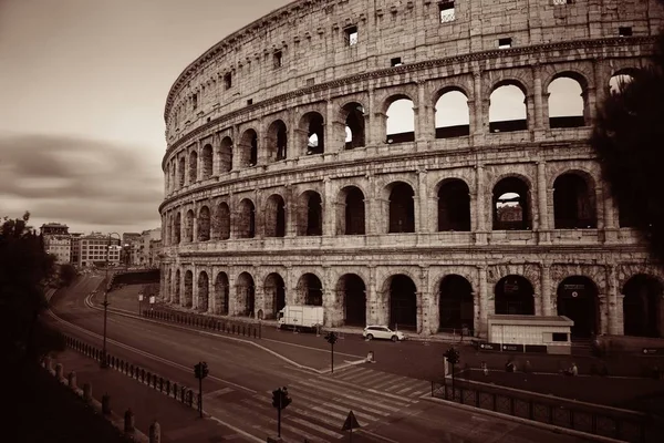 Colosseum med utsikt mot gatan — Stockfoto