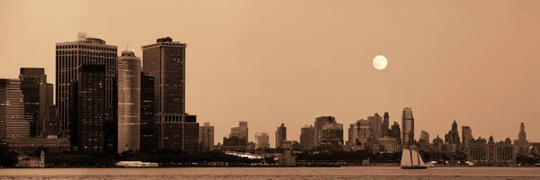 Wschód księżyca nad Manhattan downtown — Zdjęcie stockowe