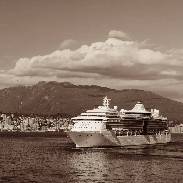 クルーズ船と街のスカイライン — ストック写真