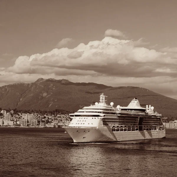 Bateau de croisière et horizon de la ville — Photo