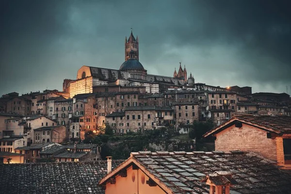 Kathedrale von Siena und historische Gebäude — Stockfoto