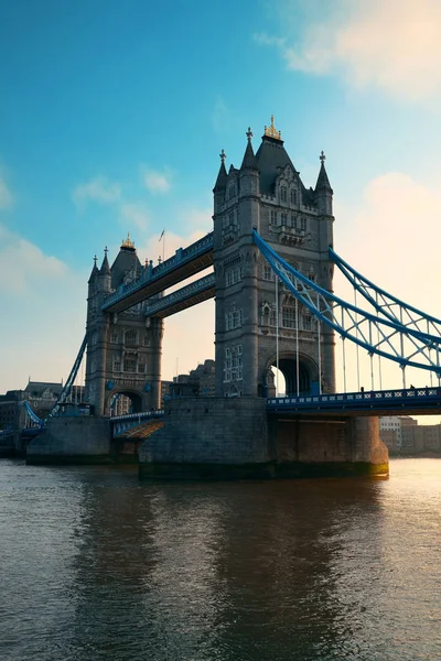 Tower bridge över Themsen — Stockfoto