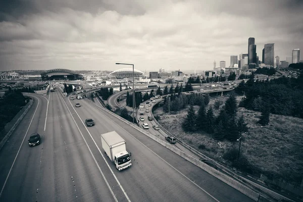 Трафик с центром Сиэтла — стоковое фото