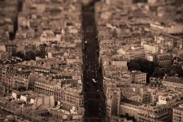 Paris şehir sokak çatı görünümü — Stok fotoğraf