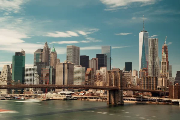 Brooklyn Bridge en de binnenstad van Manhattan — Stockfoto