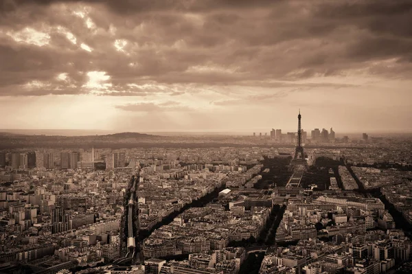 Paris takterrass med stadsutsikt — Stockfoto