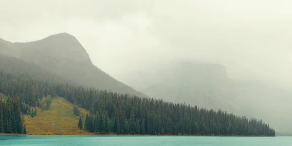 Lago di smeraldo con nebbia — Foto Stock