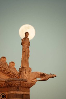 Ay ve heykel Pisa İtalya