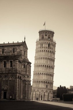 Pisa Kulesi yaslanmış