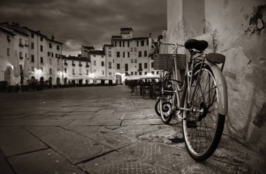 Via dell Anfiteatro Bisiklet gece ile