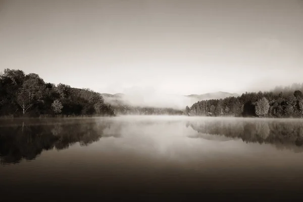 秋の紅葉の湖 — ストック写真