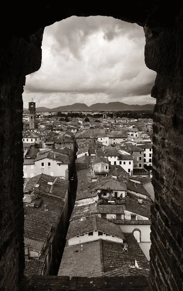 Linha do horizonte da cidade de Lucca da janela — Fotografia de Stock