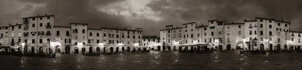 Piazza dell Anfiteatro panorama nocturno —  Fotos de Stock