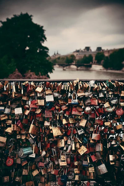 파리에서 다리에 자물쇠 — 스톡 사진