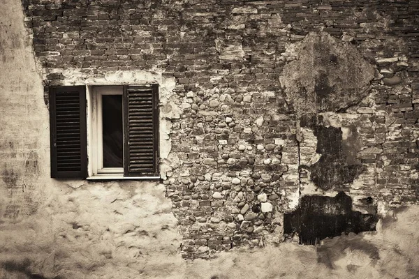 Okno v Lucca cihlového domu — Stock fotografie