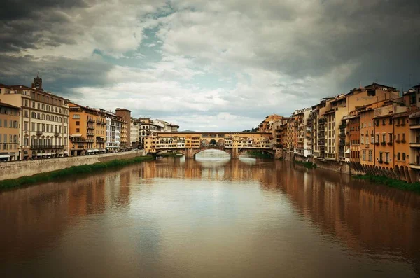 Widok na most Ponte Vecchio we Florencji — Zdjęcie stockowe