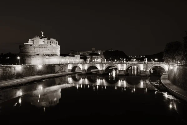 Castel Sant Angelo ночью — стоковое фото