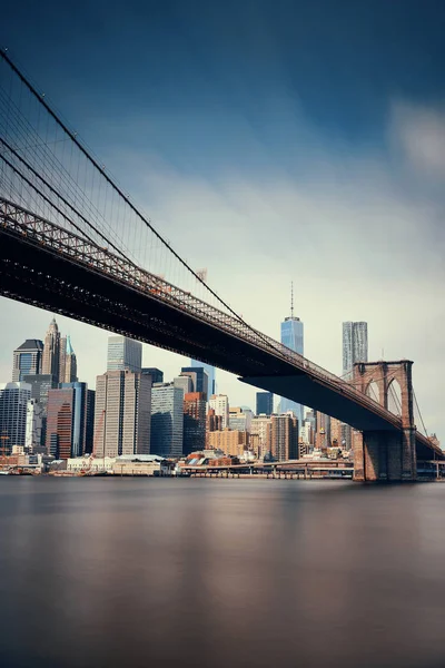 Brooklyn Bridge y el centro de Manhattan —  Fotos de Stock