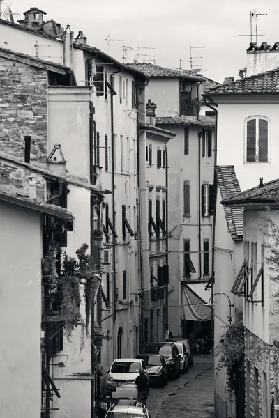 Lucca vista a la calle con coches — Foto de Stock