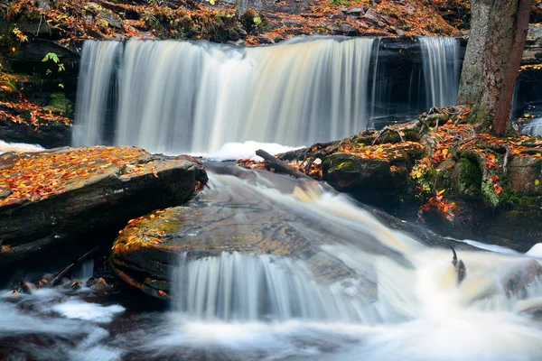 Natursköna sutumn vattenfall — Stockfoto