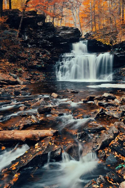風光明媚な sutumn 滝 — ストック写真