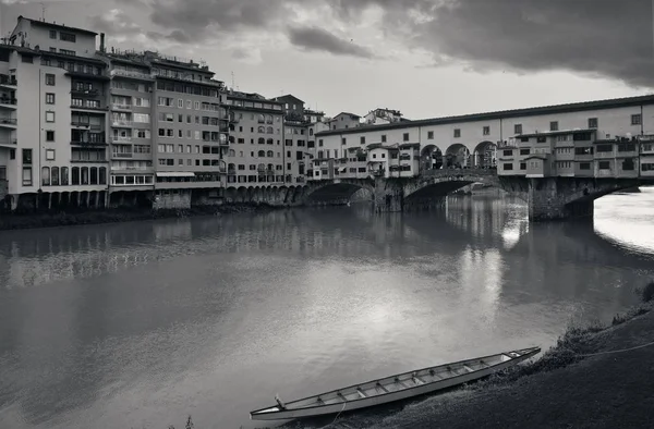 Widok na most Ponte Vecchio we Florencji — Zdjęcie stockowe