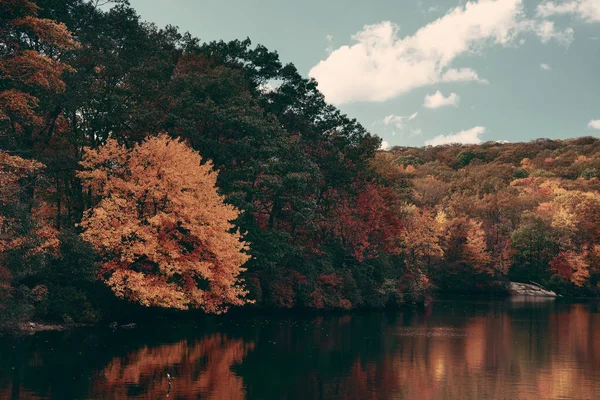 Malerischer Herbstsee — Stockfoto