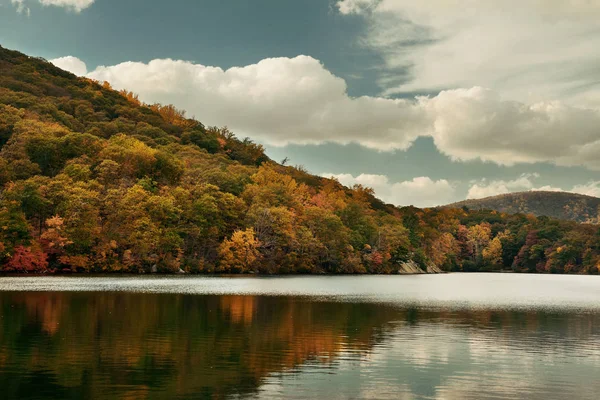 Lago de otoño escénico — Foto de Stock
