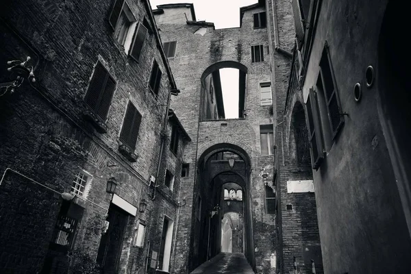 Siena street archway — Stockfoto