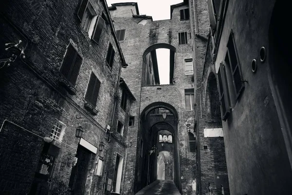 Siena straat archway — Stockfoto