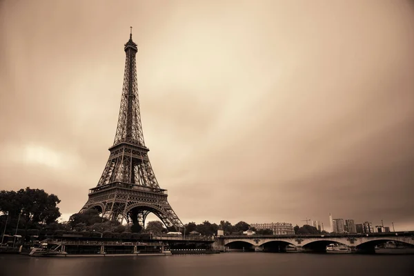 Torre Eiffel en París — Foto de Stock