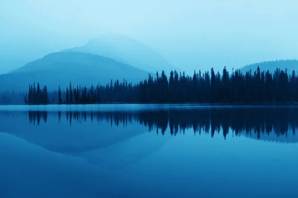 Lago de montanha nebuloso — Fotografia de Stock