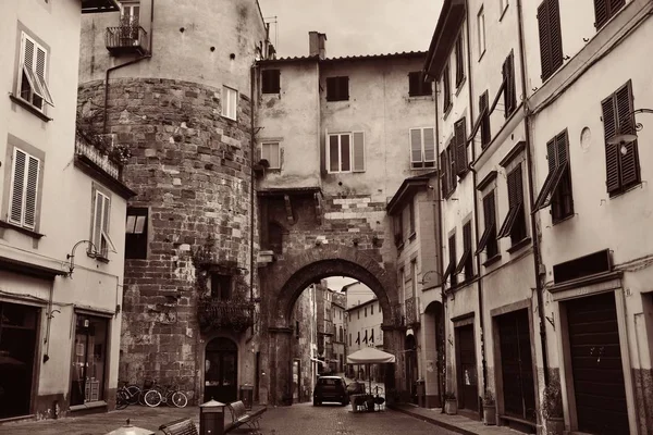 Lucca straat archway — Stockfoto
