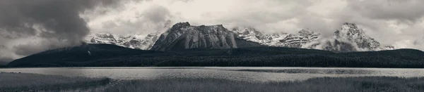 Łuk nad jeziorem w Kanada — Zdjęcie stockowe