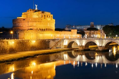 Castel Sant Angelo ve nehir Tiber Rome