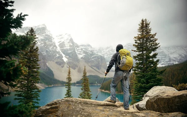 Turista v národním parku Banff — Stock fotografie