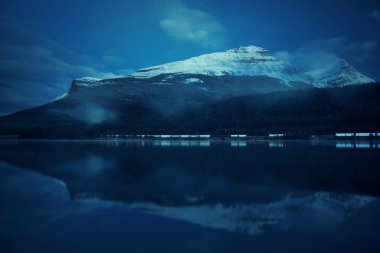 dağ gölü yansıması ile