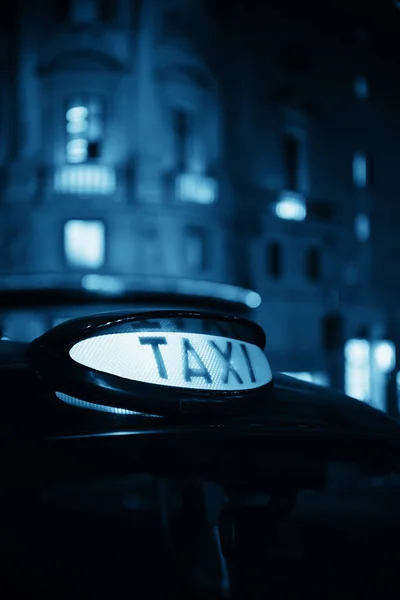 Лондонское такси на улице — стоковое фото