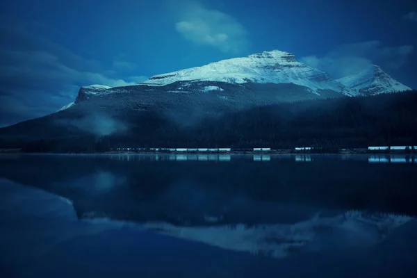 Hora s jezerem reflexe — Stock fotografie