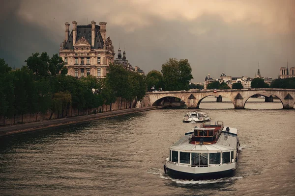 River Seine tekintettel a párizsi — Stock Fotó