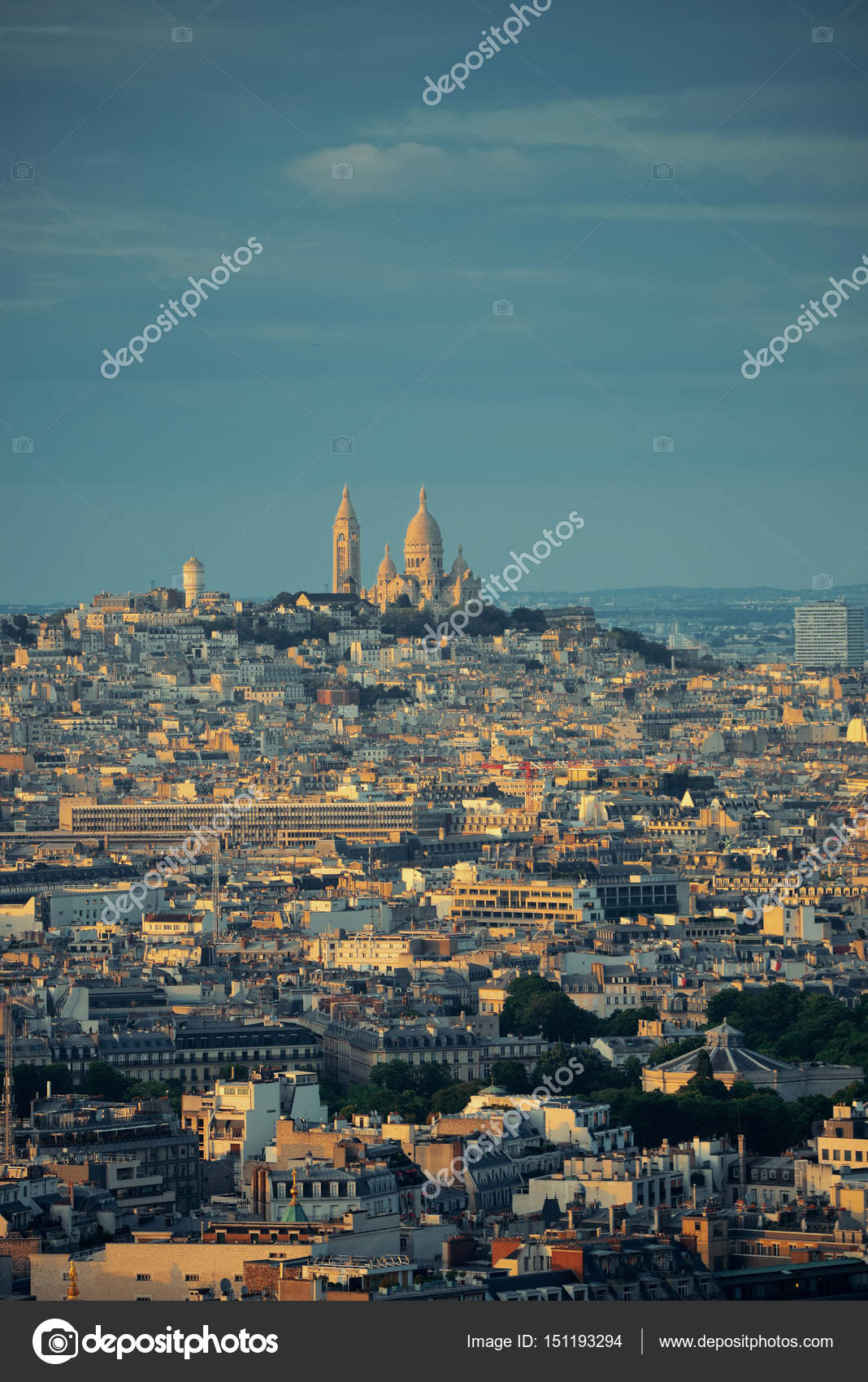 Toits De Ville De Paris Au Coucher Du Soleil Photographie