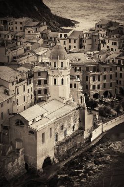 Vernazza binalar ve Cinque Terre denizde