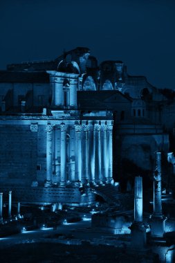 Roma Forumu kalıntıları ile 