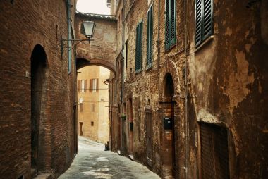 eski binalar ve kemer Siena