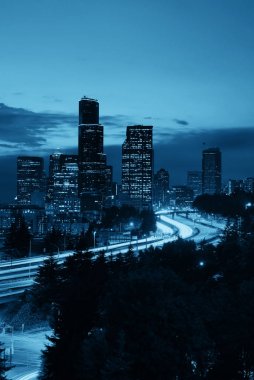 Seattle mimarisi ve trafik alacakaranlıkta