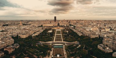 Paris şehri gün batımında